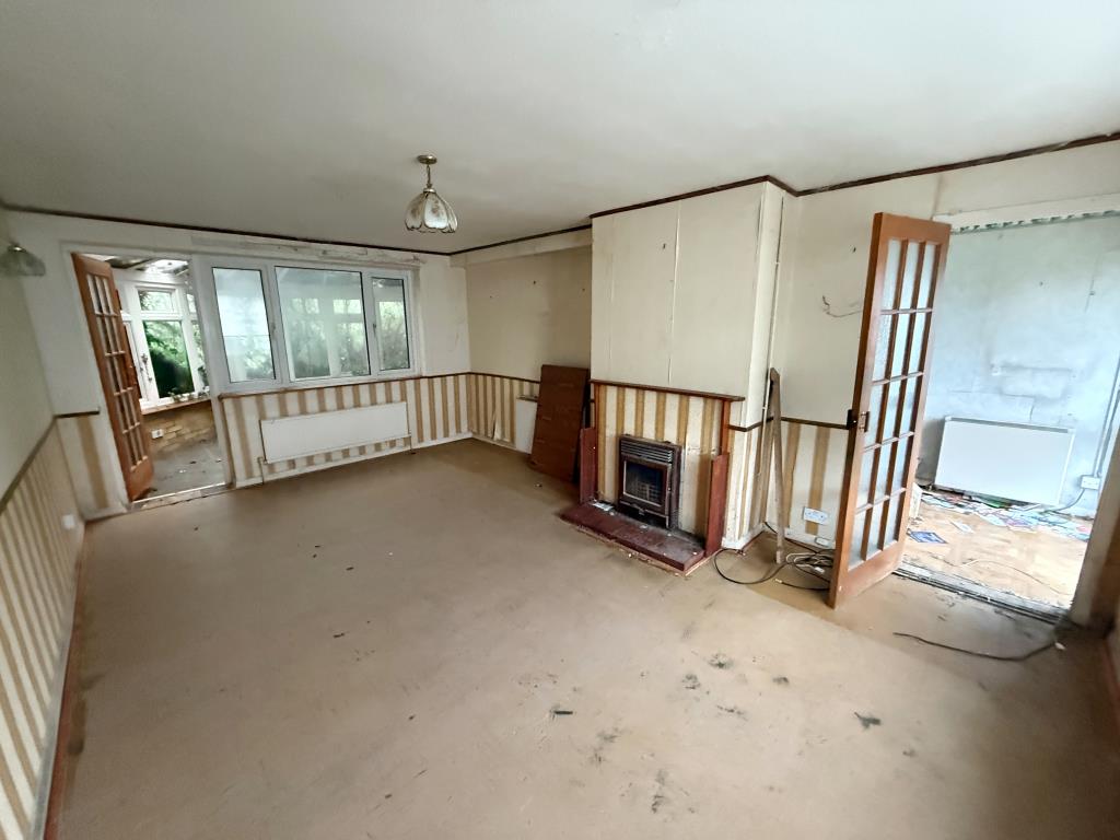Lot: 121 - A SEMI-DETACHED HOUSE FOR REFURBISHMENT - Living room